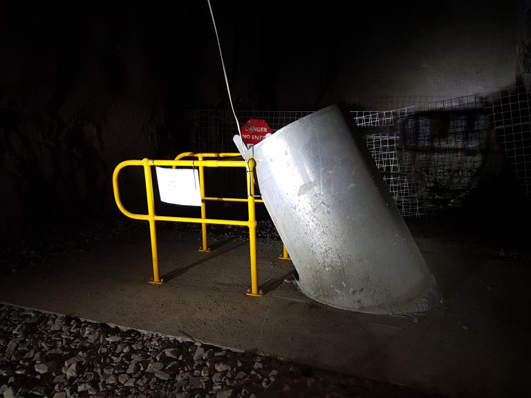 950mm Fully Enclosed Steel Ladder